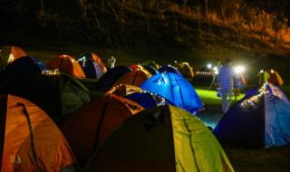 什么样的月光洒在什么样的地上 躺在星空下的草地上